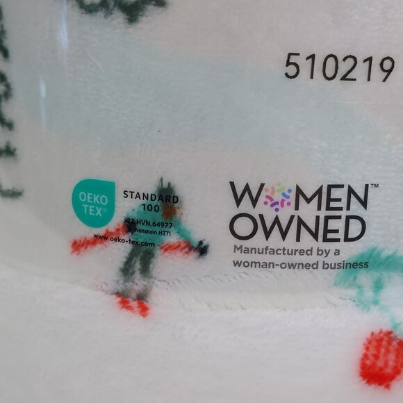 The Big One Oversized Plush Throw Blanket 5ft X 6ft Ski Village Green - Picture 8 of 10